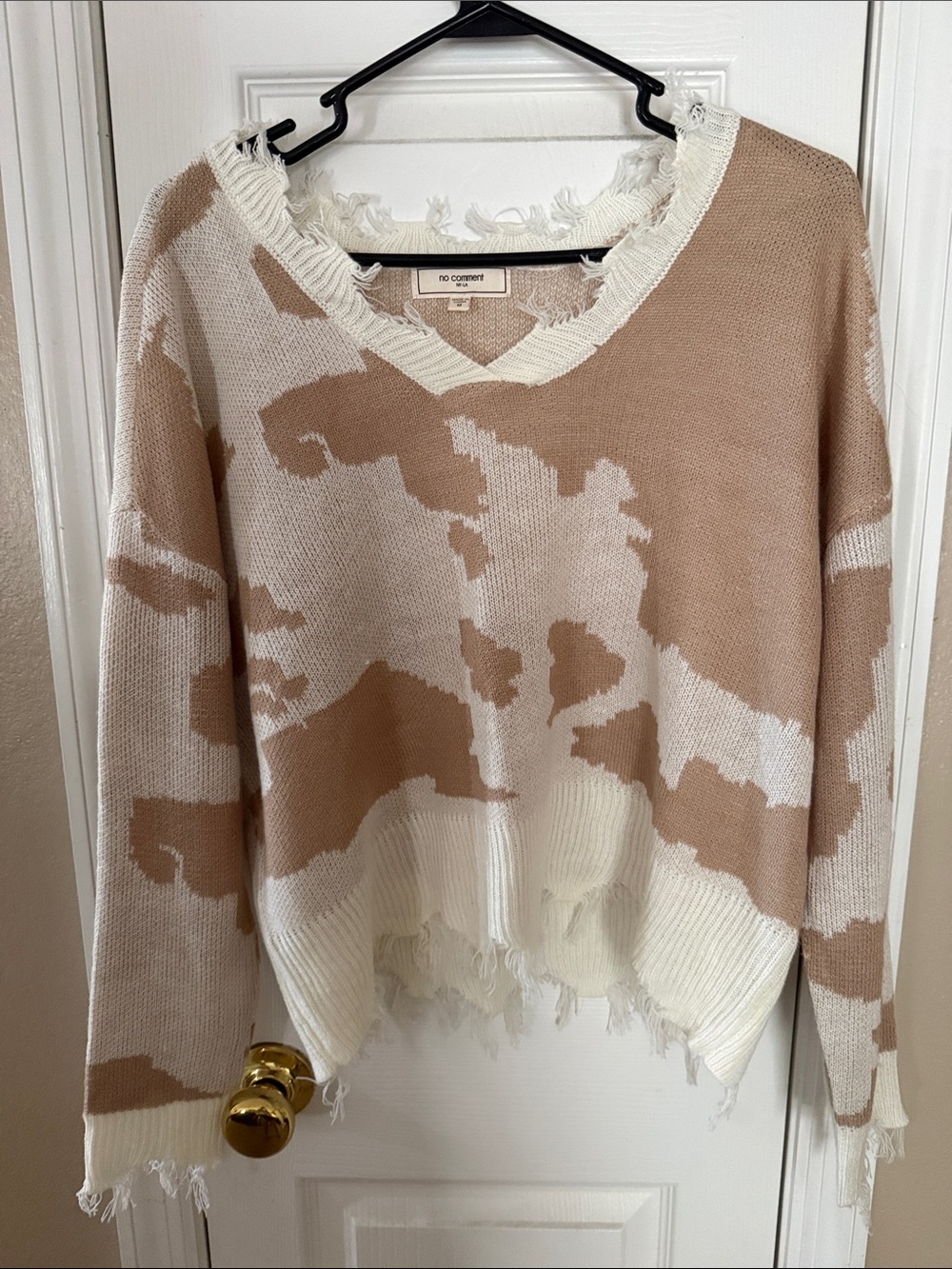 Frayed Hem V-Neck Sweater in Beige & Cream